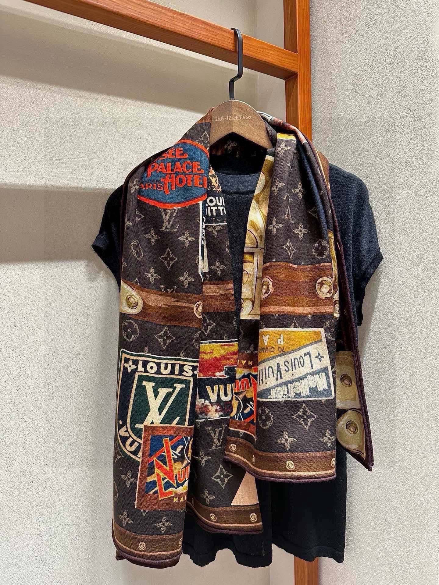 【LV】上新❤️  路易威登 一款值得品细节的高货 抠细节，从一个小块的配色去打败市场货 140方巾 二个配色  欢迎对