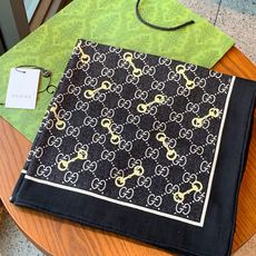 Gucci~140双面丝绒披肩 马衔扣细节和GG图案以精致色调匠心呈献,意在向品牌与马术世界的深厚渊源致敬。这款方巾以真 Gucci~140双面丝绒披肩 马衔扣细节和GG图案以精致色调匠心呈献,意在向品牌与马术世界的深厚渊源致敬。这款方巾以真