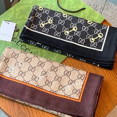 Gucci~140双面丝绒披肩 马衔扣细节和GG图案以精致色调匠心呈献,意在向品牌与马术世界的深厚渊源致敬。这款方巾以真 Gucci~140双面丝绒披肩 马衔扣细节和GG图案以精致色调匠心呈献,意在向品牌与马术世界的深厚渊源致敬。这款方巾以真