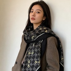 Gucci~140双面丝绒披肩 马衔扣细节和GG图案以精致色调匠心呈献,意在向品牌与马术世界的深厚渊源致敬。这款方巾以真 Gucci~140双面丝绒披肩 马衔扣细节和GG图案以精致色调匠心呈献,意在向品牌与马术世界的深厚渊源致敬。这款方巾以真
