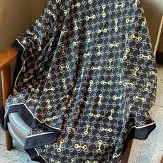 Gucci~140双面丝绒披肩 马衔扣细节和GG图案以精致色调匠心呈献,意在向品牌与马术世界的深厚渊源致敬。这款方巾以真 Gucci~140双面丝绒披肩 马衔扣细节和GG图案以精致色调匠心呈献,意在向品牌与马术世界的深厚渊源致敬。这款方巾以真