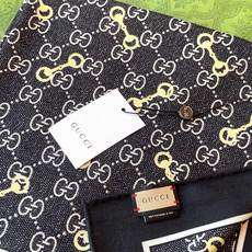 Gucci~140双面丝绒披肩 马衔扣细节和GG图案以精致色调匠心呈献,意在向品牌与马术世界的深厚渊源致敬。这款方巾以真 Gucci~140双面丝绒披肩 马衔扣细节和GG图案以精致色调匠心呈献,意在向品牌与马术世界的深厚渊源致敬。这款方巾以真