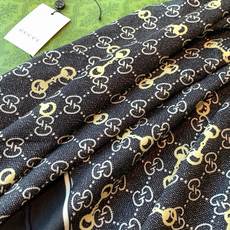 Gucci~140双面丝绒披肩 马衔扣细节和GG图案以精致色调匠心呈献,意在向品牌与马术世界的深厚渊源致敬。这款方巾以真 Gucci~140双面丝绒披肩 马衔扣细节和GG图案以精致色调匠心呈献,意在向品牌与马术世界的深厚渊源致敬。这款方巾以真