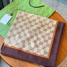 Gucci~140双面丝绒披肩 马衔扣细节和GG图案以精致色调匠心呈献,意在向品牌与马术世界的深厚渊源致敬。这款方巾以真 Gucci~140双面丝绒披肩 马衔扣细节和GG图案以精致色调匠心呈献,意在向品牌与马术世界的深厚渊源致敬。这款方巾以真
