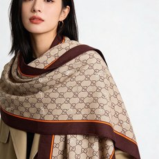 Gucci~140双面丝绒披肩 马衔扣细节和GG图案以精致色调匠心呈献,意在向品牌与马术世界的深厚渊源致敬。这款方巾以真 Gucci~140双面丝绒披肩 马衔扣细节和GG图案以精致色调匠心呈献,意在向品牌与马术世界的深厚渊源致敬。这款方巾以真