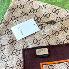 Gucci~140双面丝绒披肩 马衔扣细节和GG图案以精致色调匠心呈献,意在向品牌与马术世界的深厚渊源致敬。这款方巾以真 Gucci~140双面丝绒披肩 马衔扣细节和GG图案以精致色调匠心呈献,意在向品牌与马术世界的深厚渊源致敬。这款方巾以真