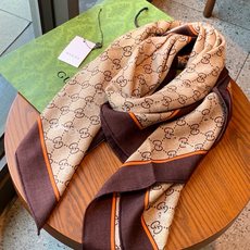 Gucci~140双面丝绒披肩 马衔扣细节和GG图案以精致色调匠心呈献,意在向品牌与马术世界的深厚渊源致敬。这款方巾以真 Gucci~140双面丝绒披肩 马衔扣细节和GG图案以精致色调匠心呈献,意在向品牌与马术世界的深厚渊源致敬。这款方巾以真