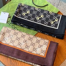 Gucci~140双面丝绒披肩 马衔扣细节和GG图案以精致色调匠心呈献,意在向品牌与马术世界的深厚渊源致敬。这款方巾以真 Gucci~140双面丝绒披肩 马衔扣细节和GG图案以精致色调匠心呈献,意在向品牌与马术世界的深厚渊源致敬。这款方巾以真
