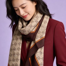 Gucci~140双面丝绒披肩 马衔扣细节和GG图案以精致色调匠心呈献,意在向品牌与马术世界的深厚渊源致敬。这款方巾以真 Gucci~140双面丝绒披肩 马衔扣细节和GG图案以精致色调匠心呈献,意在向品牌与马术世界的深厚渊源致敬。这款方巾以真