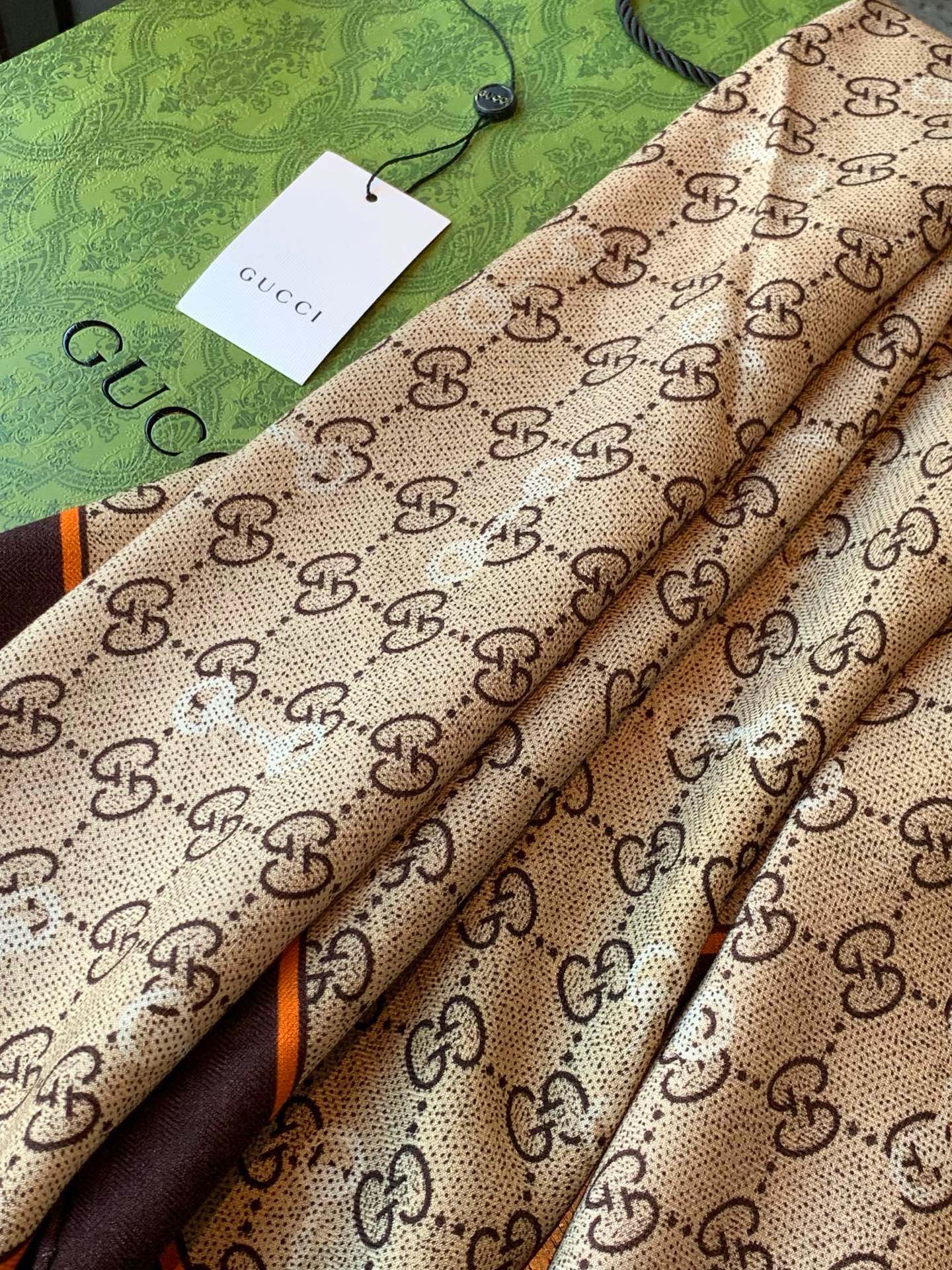 Gucci~140双面丝绒披肩 马衔扣细节和GG图案以精致色调匠心呈献,意在向品牌与马术世界的深厚渊源致敬。这款方巾以真 Gucci~140双面丝绒披肩 马衔扣细节和GG图案以精致色调匠心呈献,意在向品牌与马术世界的深厚渊源致敬。这款方巾以真