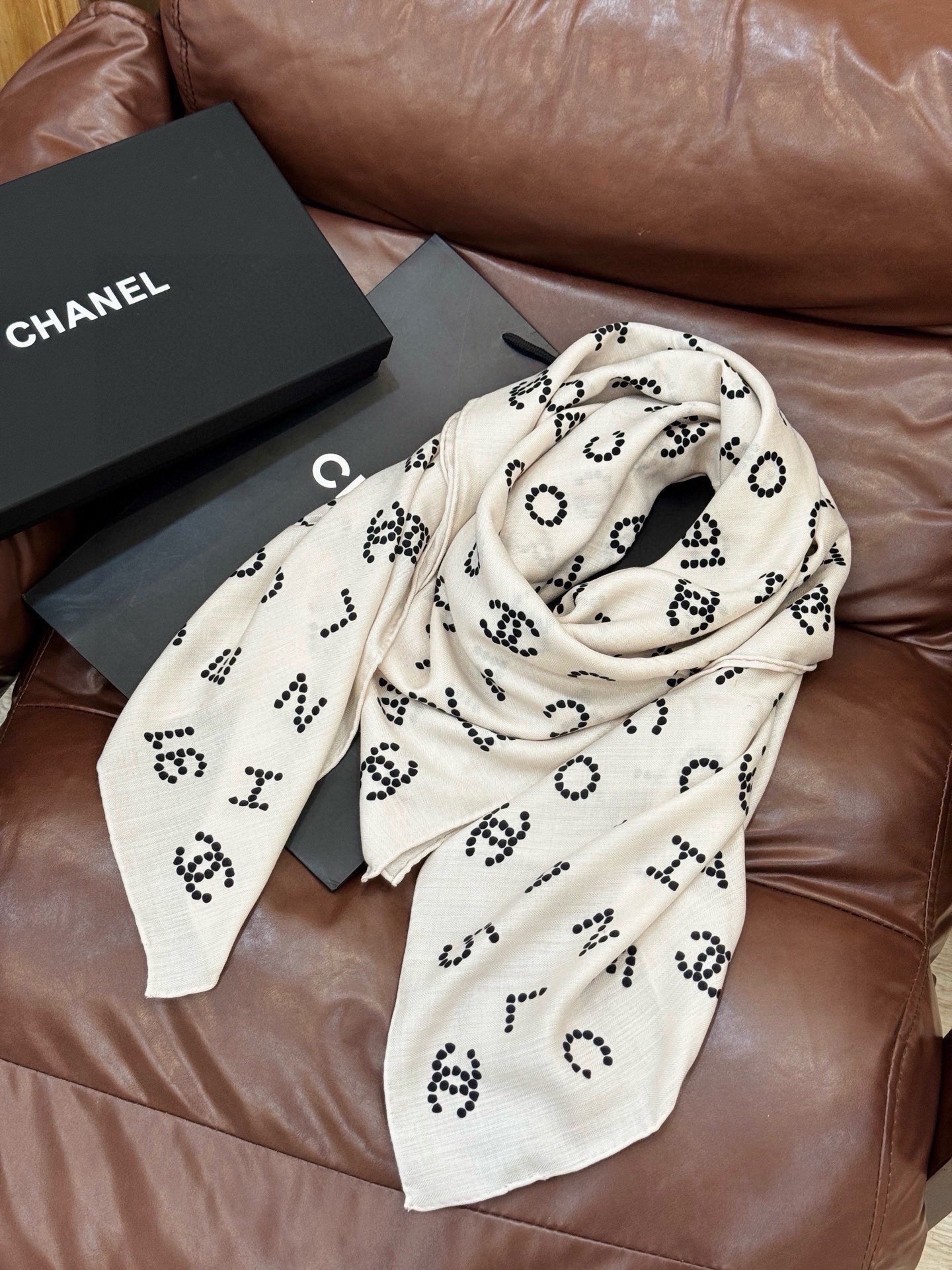 Chanel-丝绒双面方巾 【140双面同色】 出道即巅峰🐂火爆到一条难求🖤 高级感十足的字母CC，和一切经典元素争锋的
