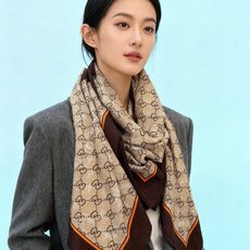 Gucci~140双面丝绒披肩 马衔扣细节和GG图案以精致色调匠心呈献,意在向品牌与马术世界的深厚渊源致敬。这款方巾以真 Gucci~140双面丝绒披肩 马衔扣细节和GG图案以精致色调匠心呈献,意在向品牌与马术世界的深厚渊源致敬。这款方巾以真
