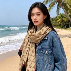 Gucci~140双面丝绒披肩 马衔扣细节和GG图案以精致色调匠心呈献,意在向品牌与马术世界的深厚渊源致敬。这款方巾以真 Gucci~140双面丝绒披肩 马衔扣细节和GG图案以精致色调匠心呈献,意在向品牌与马术世界的深厚渊源致敬。这款方巾以真