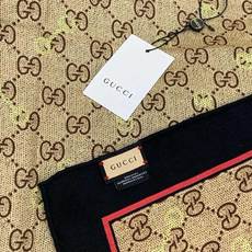 Gucci~140双面丝绒披肩 马衔扣细节和GG图案以精致色调匠心呈献,意在向品牌与马术世界的深厚渊源致敬。这款方巾以真 Gucci~140双面丝绒披肩 马衔扣细节和GG图案以精致色调匠心呈献,意在向品牌与马术世界的深厚渊源致敬。这款方巾以真