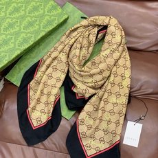 Gucci~140双面丝绒披肩 马衔扣细节和GG图案以精致色调匠心呈献,意在向品牌与马术世界的深厚渊源致敬。这款方巾以真 Gucci~140双面丝绒披肩 马衔扣细节和GG图案以精致色调匠心呈献,意在向品牌与马术世界的深厚渊源致敬。这款方巾以真