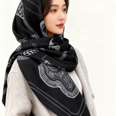“盛宴”140厘米丝绒高级黑方巾【双面同色】 手工卷边丝绒真丝方巾(30%真丝70%羊绒) 这款典藏方巾展现品牌的历史传 “盛宴”140厘米丝绒高级黑方巾【双面同色】 手工卷边丝绒真丝方巾(30%真丝70%羊绒) 这款典藏方巾展现品牌的历史传
