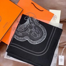 “盛宴”140厘米丝绒高级黑方巾【双面同色】 手工卷边丝绒真丝方巾(30%真丝70%羊绒) 这款典藏方巾展现品牌的历史传 “盛宴”140厘米丝绒高级黑方巾【双面同色】 手工卷边丝绒真丝方巾(30%真丝70%羊绒) 这款典藏方巾展现品牌的历史传
