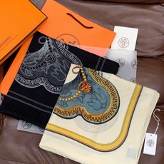 “盛宴”140厘米丝绒高级黑方巾【双面同色】 手工卷边丝绒真丝方巾(30%真丝70%羊绒) 这款典藏方巾展现品牌的历史传 “盛宴”140厘米丝绒高级黑方巾【双面同色】 手工卷边丝绒真丝方巾(30%真丝70%羊绒) 这款典藏方巾展现品牌的历史传