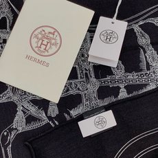 “盛宴”140厘米丝绒高级黑方巾【双面同色】 手工卷边丝绒真丝方巾(30%真丝70%羊绒) 这款典藏方巾展现品牌的历史传 “盛宴”140厘米丝绒高级黑方巾【双面同色】 手工卷边丝绒真丝方巾(30%真丝70%羊绒) 这款典藏方巾展现品牌的历史传