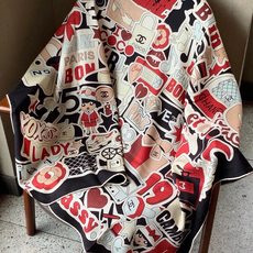 高级成衣系列~Chanel 【140双面同色丝绒披肩】 此系列谱写一曲自由轻灵的赞歌 本系列作品创新演绎品牌的风格符号 高级成衣系列~Chanel 【140双面同色丝绒披肩】 此系列谱写一曲自由轻灵的赞歌 本系列作品创新演绎品牌的风格符号