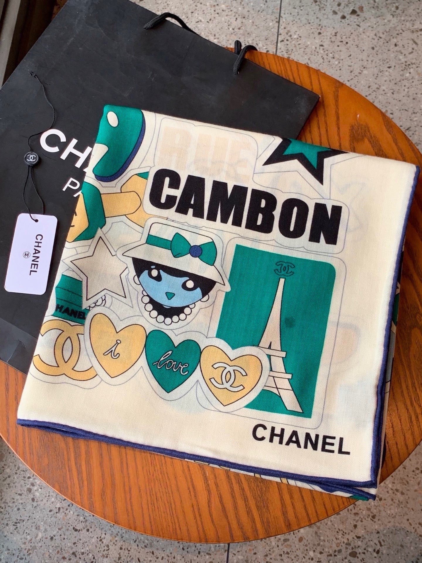 高级成衣系列～Chanel  【140双面同色丝绒披肩】 此系列谱写一曲自由轻灵的赞歌 本系列作品创新演绎品牌的风格符号