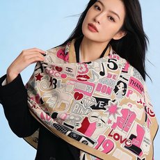 高级成衣系列~Chanel 【140双面同色丝绒披肩】 此系列谱写一曲自由轻灵的赞歌 本系列作品创新演绎品牌的风格符号 高级成衣系列~Chanel 【140双面同色丝绒披肩】 此系列谱写一曲自由轻灵的赞歌 本系列作品创新演绎品牌的风格符号