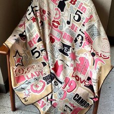 高级成衣系列~Chanel 【140双面同色丝绒披肩】 此系列谱写一曲自由轻灵的赞歌 本系列作品创新演绎品牌的风格符号 高级成衣系列~Chanel 【140双面同色丝绒披肩】 此系列谱写一曲自由轻灵的赞歌 本系列作品创新演绎品牌的风格符号