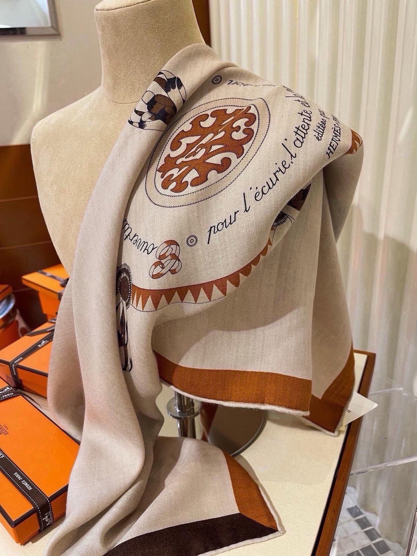 上新❤️  【▪️摩登重磅圈C位！官网已断货，各种加价都巨难买！！！Hermes 秋冬首款140羊绒真丝围巾！！】不是丝