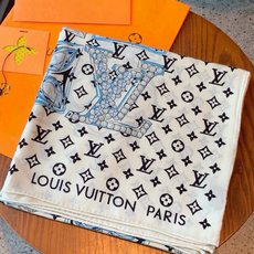 LV x TM 140披肩 【140顶级丝绒双面同色披肩】 本款L Multicolor披肩出自路易威登与知名日本艺术家 LV x TM 140披肩 【140顶级丝绒双面同色披肩】 本款L Multicolor披肩出自路易威登与知名日本艺术家