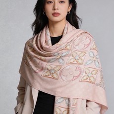 LV x TM 140披肩 【140顶级丝绒双面同色披肩】 本款L Multicolor披肩出自路易威登与知名日本艺术家 LV x TM 140披肩 【140顶级丝绒双面同色披肩】 本款L Multicolor披肩出自路易威登与知名日本艺术家