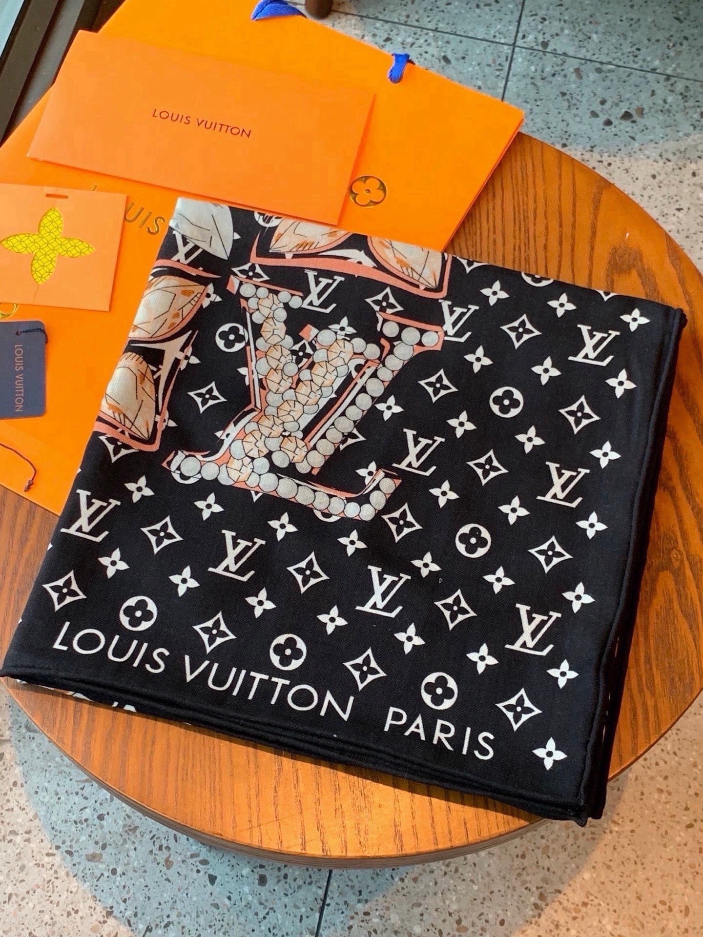 LV x TM 140披肩 【140顶级丝绒双面同色披肩】 本款L Multicolor披肩出自路易威登与知名日本艺术家
