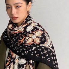 LV x TM 140披肩 【140顶级丝绒双面同色披肩】 本款L Multicolor披肩出自路易威登与知名日本艺术家 LV x TM 140披肩 【140顶级丝绒双面同色披肩】 本款L Multicolor披肩出自路易威登与知名日本艺术家