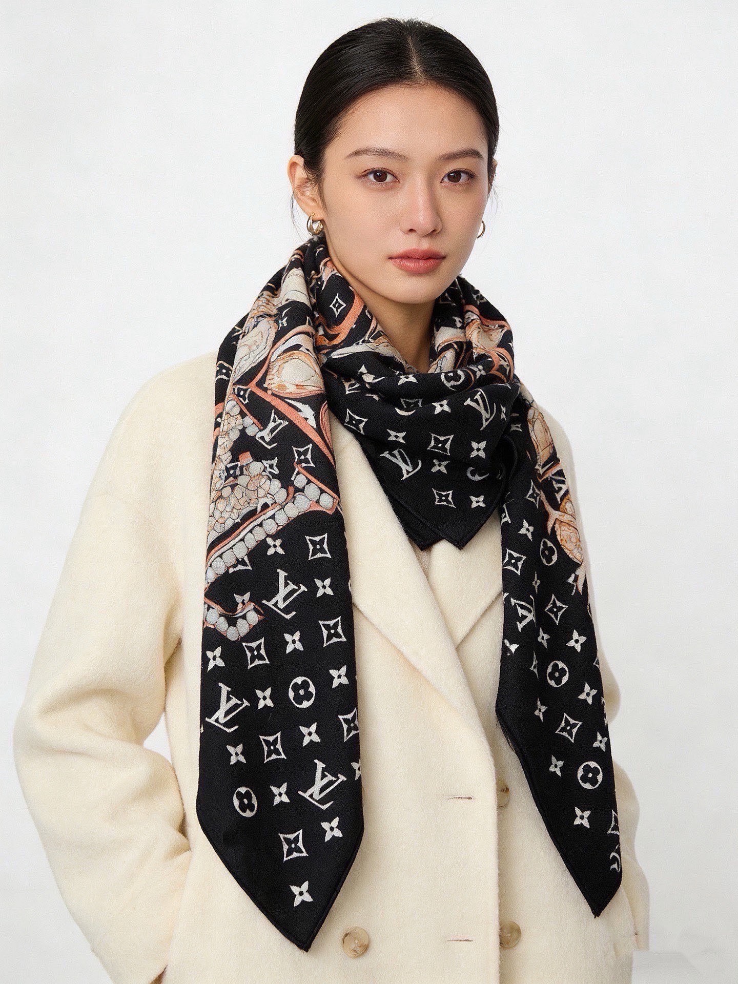 LV x TM 140披肩 【140顶级丝绒双面同色披肩】 本款L Multicolor披肩出自路易威登与知名日本艺术家