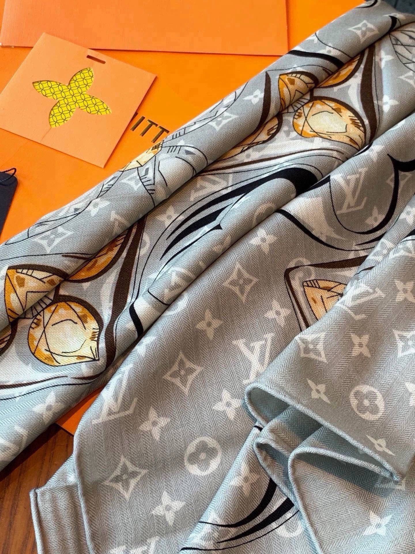 LV x TM 140披肩 【140顶级丝绒双面同色披肩】 本款L Multicolor披肩出自路易威登与知名日本艺术家