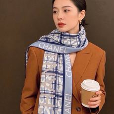高级成衣系列~Chanel 【140双面同色丝绒披肩】 此系列谱写一曲自由轻灵的赞歌 本系列作品创新演绎品牌的风格符号 高级成衣系列~Chanel 【140双面同色丝绒披肩】 此系列谱写一曲自由轻灵的赞歌 本系列作品创新演绎品牌的风格符号