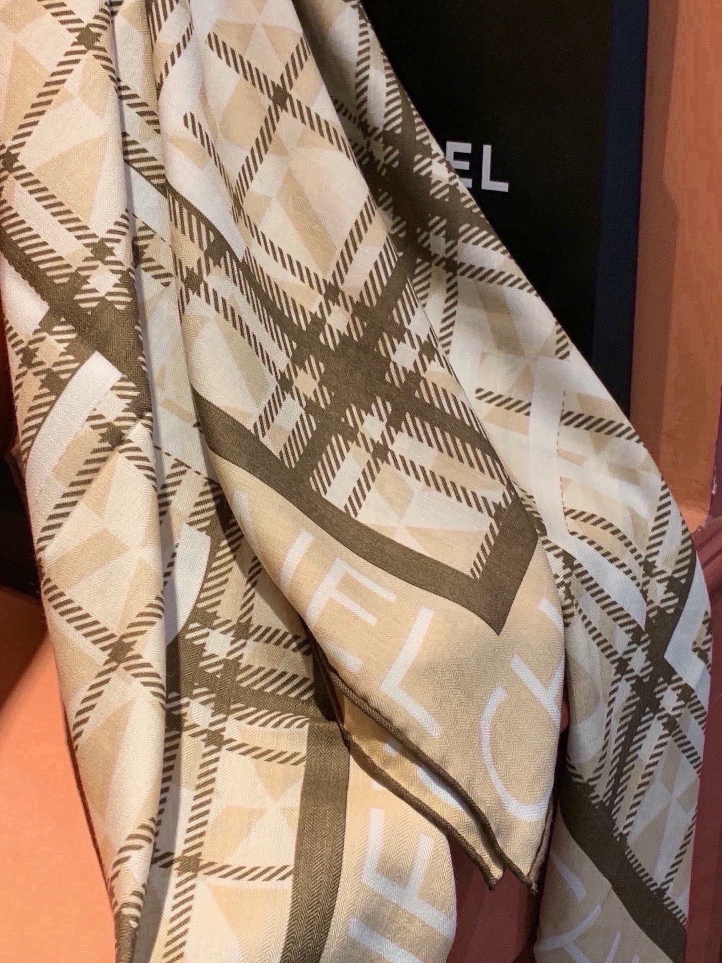 高级成衣系列～Chanel  【140双面同色丝绒披肩】 此系列谱写一曲自由轻灵的赞歌 本系列作品创新演绎品牌的风格符号