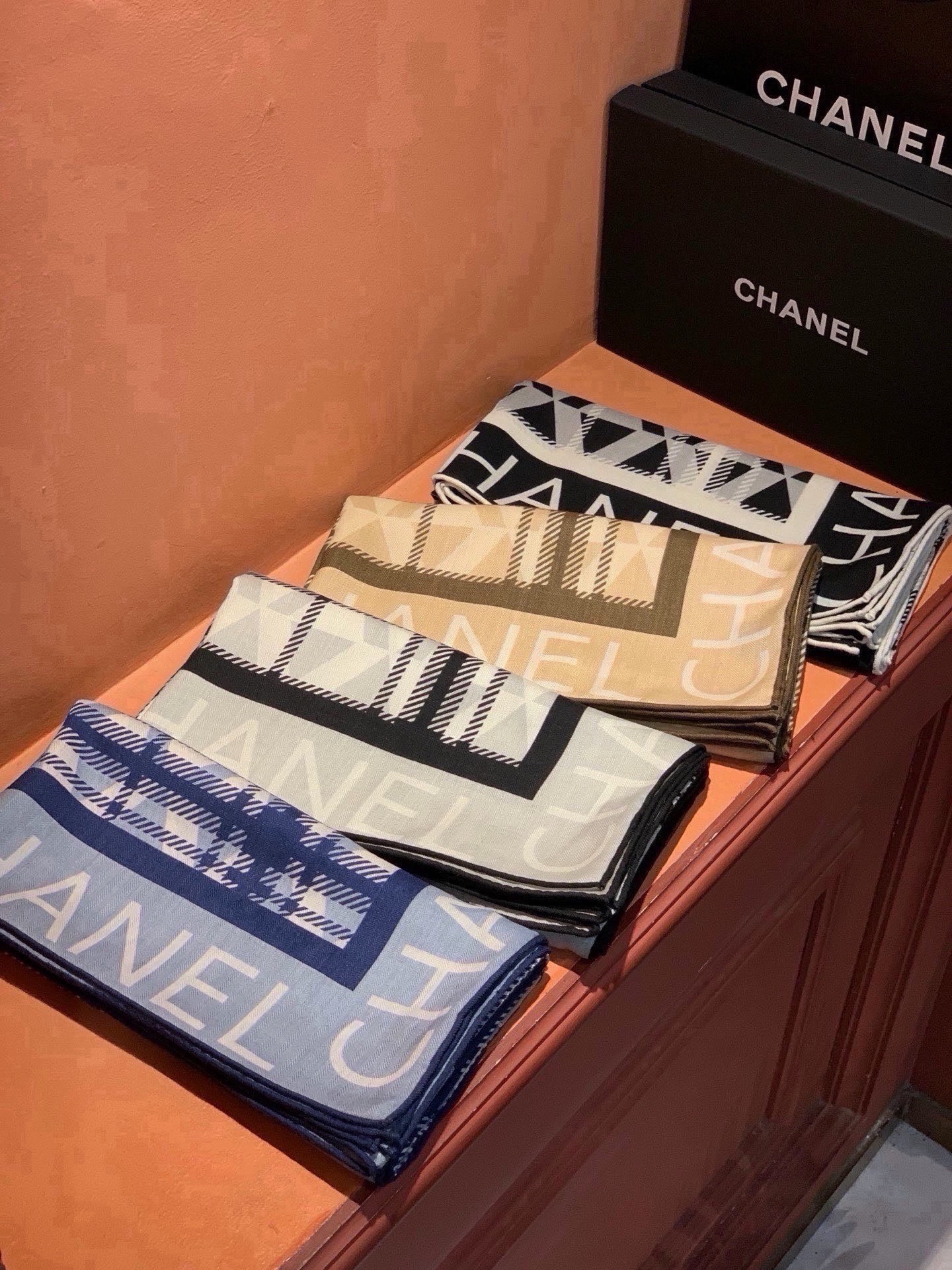 高级成衣系列～Chanel  【140双面同色丝绒披肩】 此系列谱写一曲自由轻灵的赞歌 本系列作品创新演绎品牌的风格符号