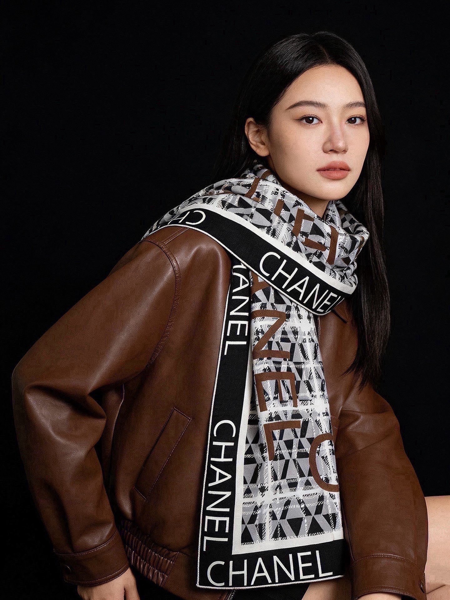 高级成衣系列~Chanel 【140双面同色丝绒披肩】 此系列谱写一曲自由轻灵的赞歌 本系列作品创新演绎品牌的风格符号 高级成衣系列~Chanel 【140双面同色丝绒披肩】 此系列谱写一曲自由轻灵的赞歌 本系列作品创新演绎品牌的风格符号