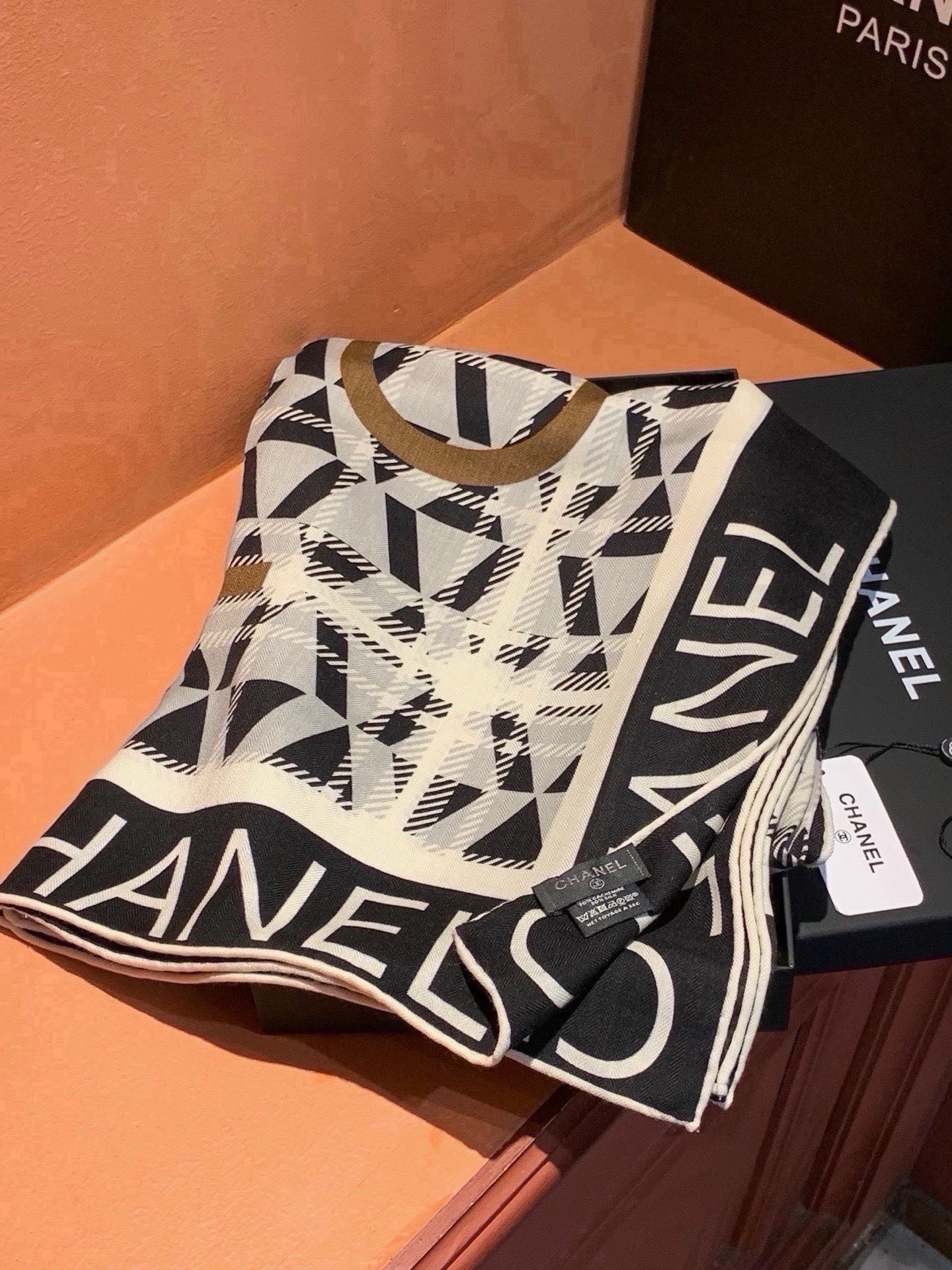 高级成衣系列~Chanel 【140双面同色丝绒披肩】 此系列谱写一曲自由轻灵的赞歌 本系列作品创新演绎品牌的风格符号 高级成衣系列~Chanel 【140双面同色丝绒披肩】 此系列谱写一曲自由轻灵的赞歌 本系列作品创新演绎品牌的风格符号