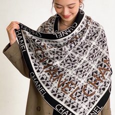 高级成衣系列~Chanel 【140双面同色丝绒披肩】 此系列谱写一曲自由轻灵的赞歌 本系列作品创新演绎品牌的风格符号 高级成衣系列~Chanel 【140双面同色丝绒披肩】 此系列谱写一曲自由轻灵的赞歌 本系列作品创新演绎品牌的风格符号