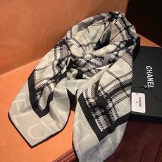 高级成衣系列~Chanel 【140双面同色丝绒披肩】 此系列谱写一曲自由轻灵的赞歌 本系列作品创新演绎品牌的风格符号 高级成衣系列~Chanel 【140双面同色丝绒披肩】 此系列谱写一曲自由轻灵的赞歌 本系列作品创新演绎品牌的风格符号