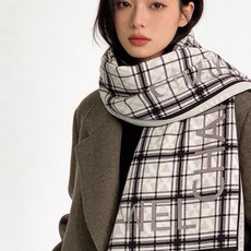高级成衣系列~Chanel 【140双面同色丝绒披肩】 此系列谱写一曲自由轻灵的赞歌 本系列作品创新演绎品牌的风格符号 高级成衣系列~Chanel 【140双面同色丝绒披肩】 此系列谱写一曲自由轻灵的赞歌 本系列作品创新演绎品牌的风格符号