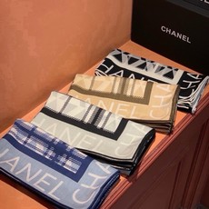 高级成衣系列~Chanel 【140双面同色丝绒披肩】 此系列谱写一曲自由轻灵的赞歌 本系列作品创新演绎品牌的风格符号 高级成衣系列~Chanel 【140双面同色丝绒披肩】 此系列谱写一曲自由轻灵的赞歌 本系列作品创新演绎品牌的风格符号