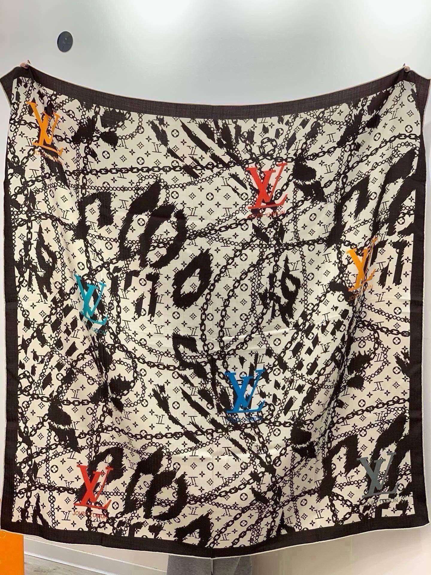 LV x TM 140披肩 【140顶级丝绒双面同色披肩】 本款L Multicolor披肩出自路易威登与知名日本艺术家