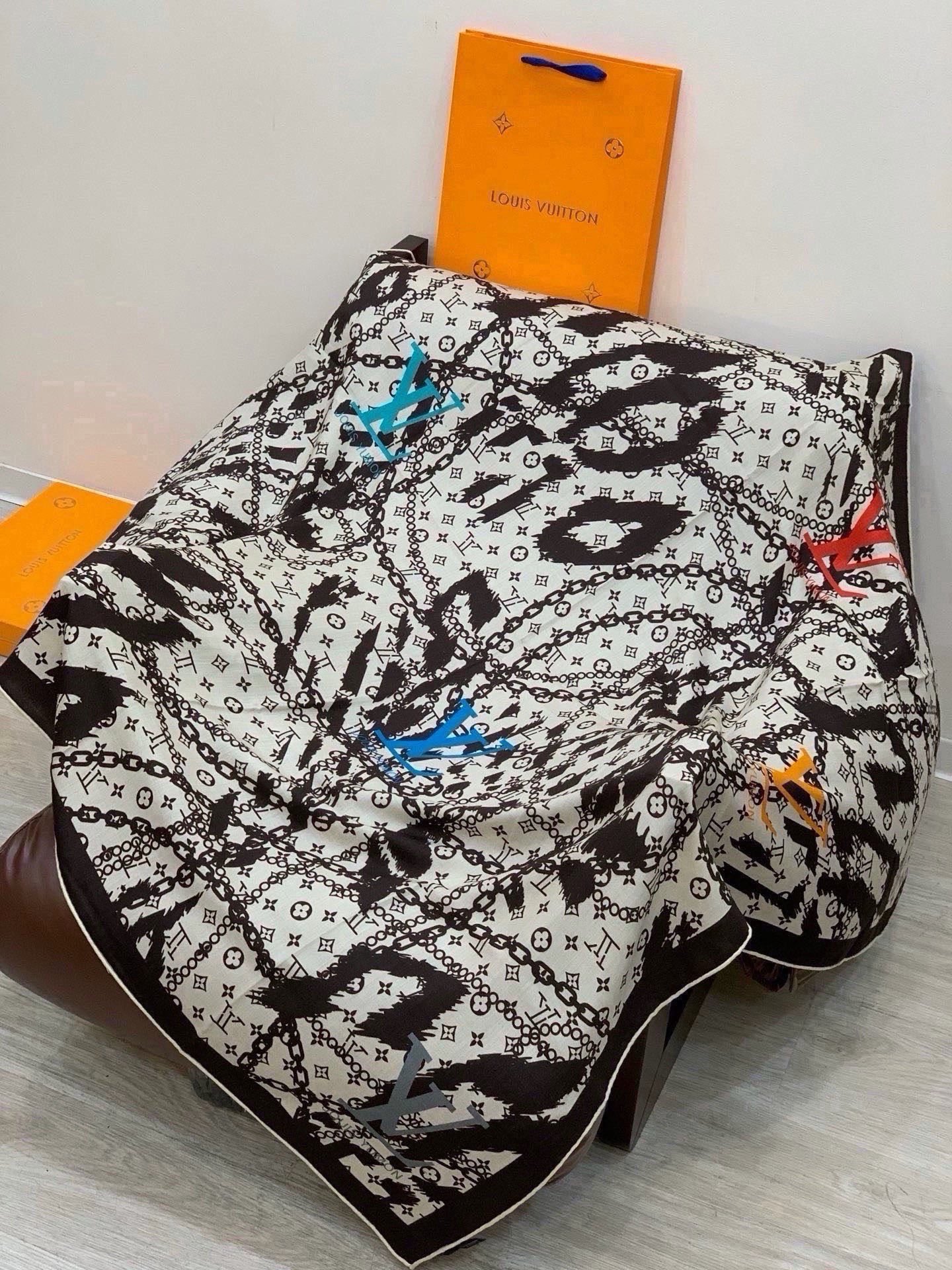 LV x TM 140披肩 【140顶级丝绒双面同色披肩】 本款L Multicolor披肩出自路易威登与知名日本艺术家