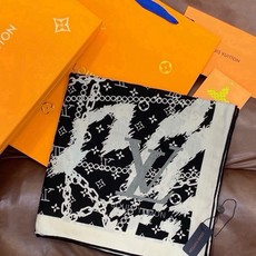 LV x TM 140披肩 【140顶级丝绒双面同色披肩】 本款L Multicolor披肩出自路易威登与知名日本艺术家 LV x TM 140披肩 【140顶级丝绒双面同色披肩】 本款L Multicolor披肩出自路易威登与知名日本艺术家