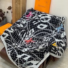 LV x TM 140披肩 【140顶级丝绒双面同色披肩】 本款L Multicolor披肩出自路易威登与知名日本艺术家 LV x TM 140披肩 【140顶级丝绒双面同色披肩】 本款L Multicolor披肩出自路易威登与知名日本艺术家