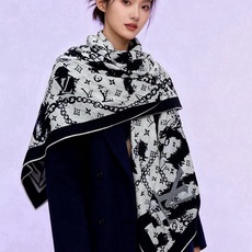 LV x TM 140披肩 【140顶级丝绒双面同色披肩】 本款L Multicolor披肩出自路易威登与知名日本艺术家 LV x TM 140披肩 【140顶级丝绒双面同色披肩】 本款L Multicolor披肩出自路易威登与知名日本艺术家