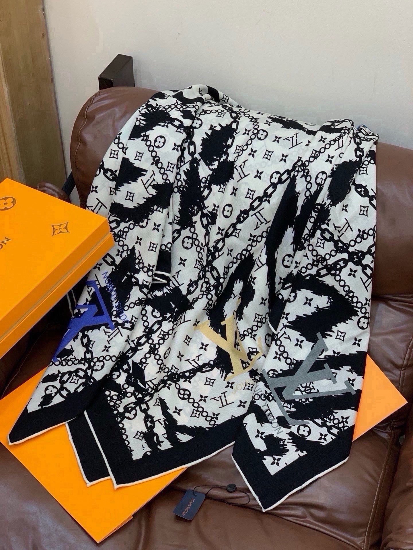 LV x TM 140披肩 【140顶级丝绒双面同色披肩】 本款L Multicolor披肩出自路易威登与知名日本艺术家