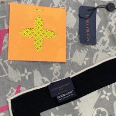 LV x TM 140披肩 【140顶级丝绒双面同色披肩】 本款L Multicolor披肩出自路易威登与知名日本艺术家 LV x TM 140披肩 【140顶级丝绒双面同色披肩】 本款L Multicolor披肩出自路易威登与知名日本艺术家
